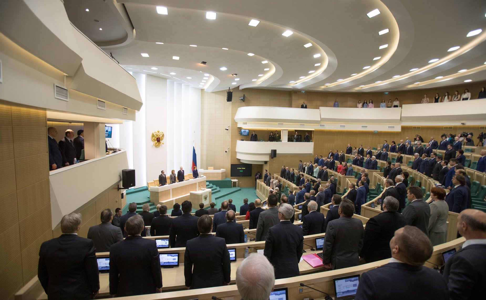 Сенаторы исполняют гимн России перед 412-м заседанием Совета Федерации