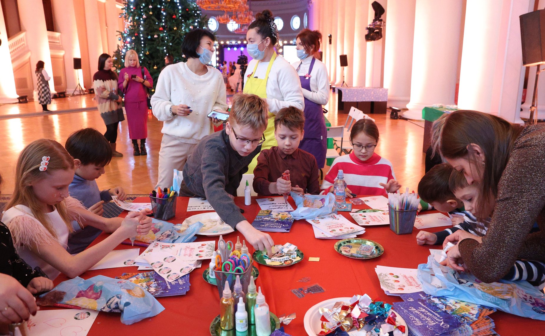 Дети из семей участников специальной военной операции стали гостями праздника «Рождество Христово в Таврическом дворце»