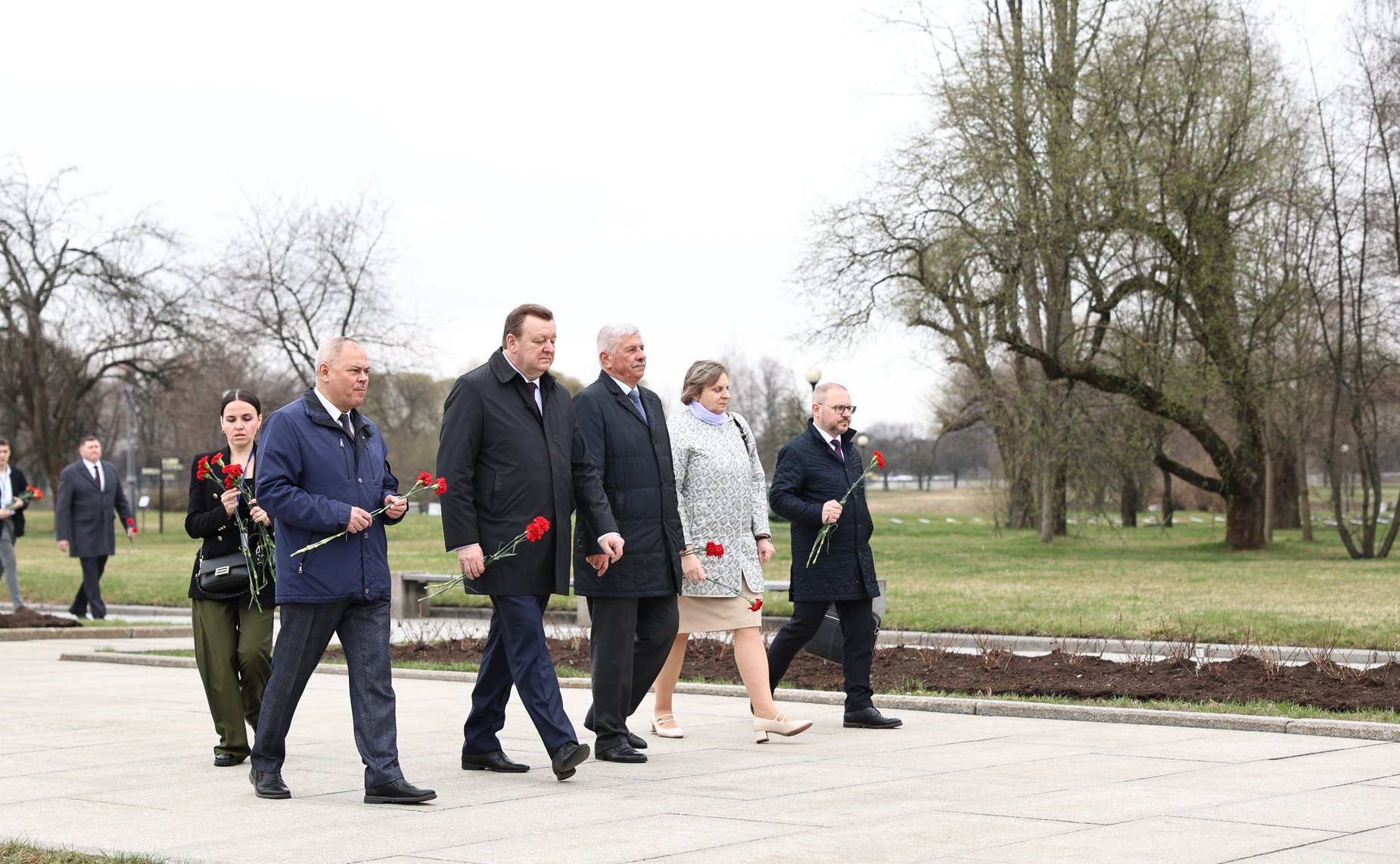 Делегации стран-участниц Межпарламентской Ассамблеи СНГ возложили венки и цветы к Монументу «Мать-Родина» на Пискаревском мемориальном кладбище, а также к памятным плитам государств на Аллее Памяти