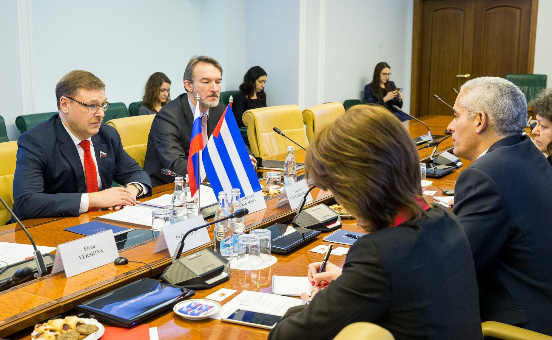 Встреча председателя Комитета СФ по международным делам Константина Косачева с Чрезвычайным и Полномочным Послом Республики Куба в РФ Херардо Пеньяльвером Порталем