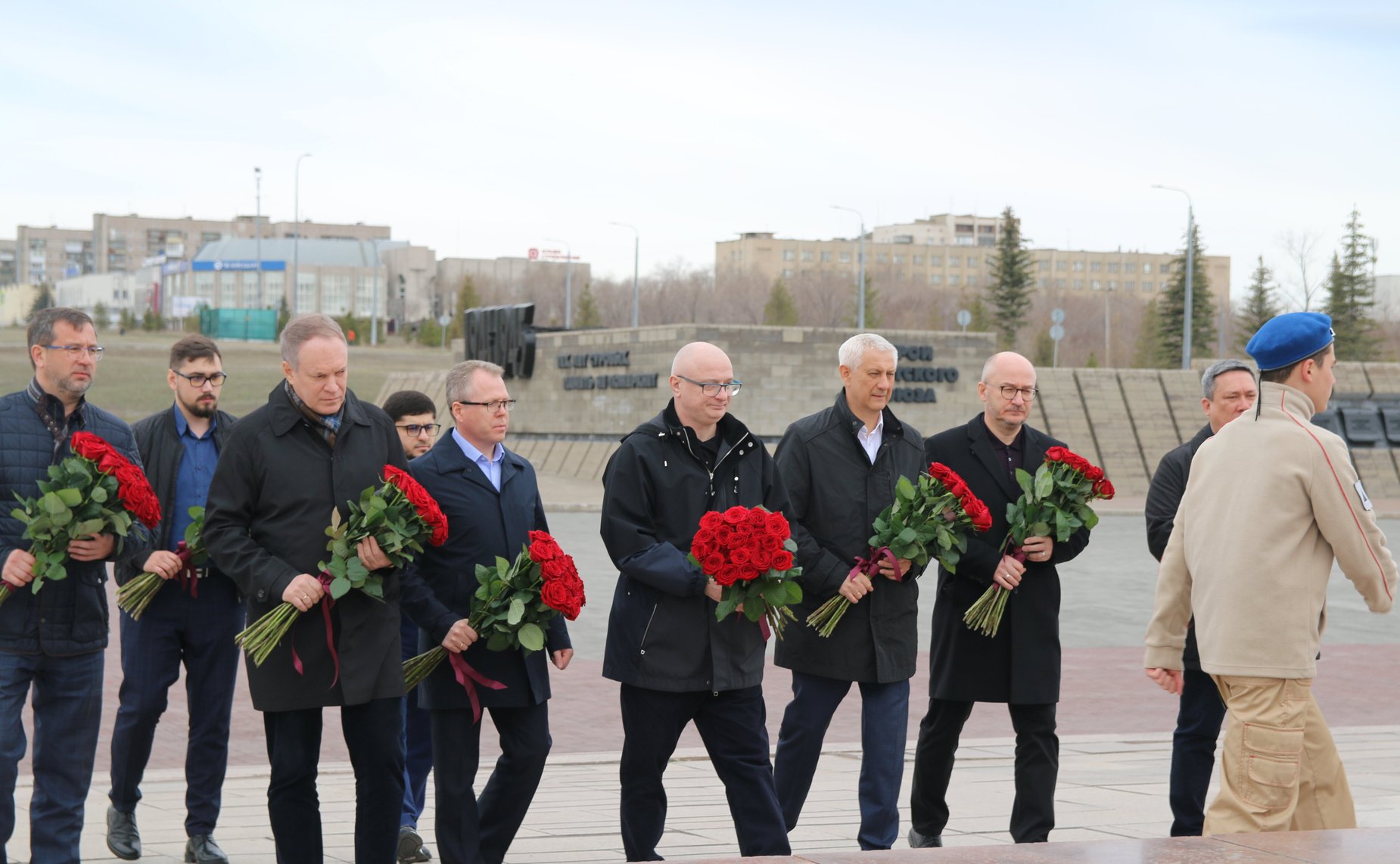 Сенаторы РФ приняли участие в церемонии возложения цветов к Вечному огню у монумента «Тыл-Фронту»