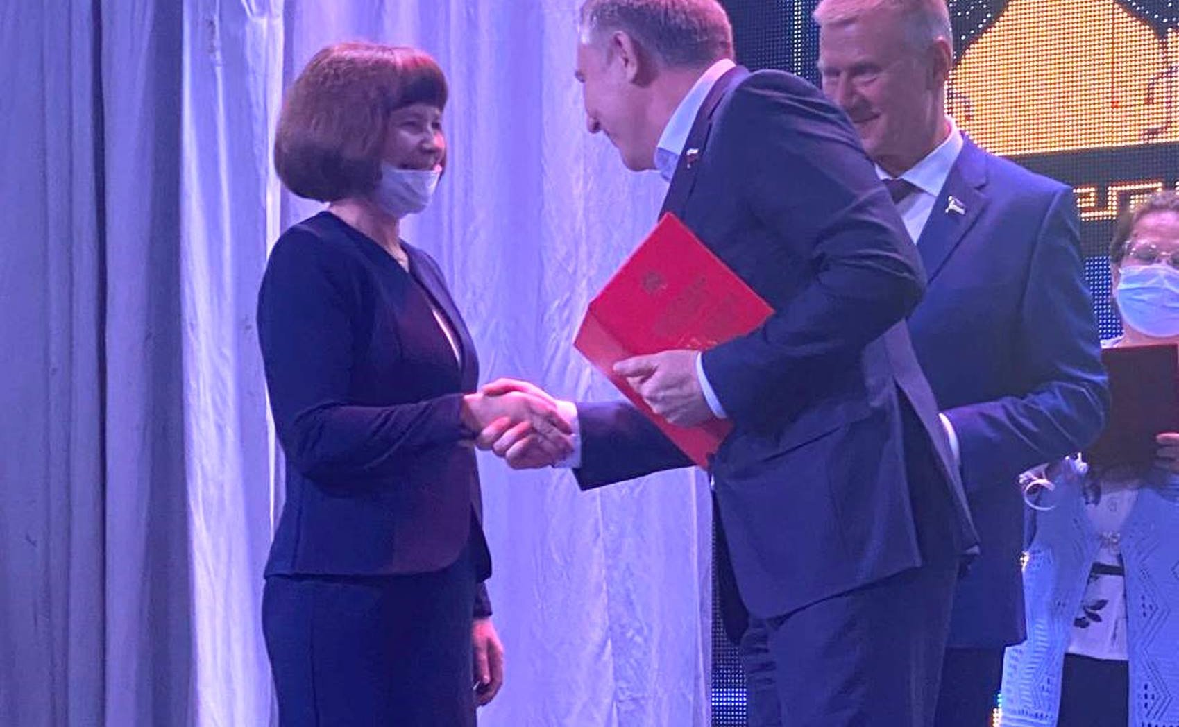 Александр Варфоломеев торжественно вручил почетные грамоты работникам образования