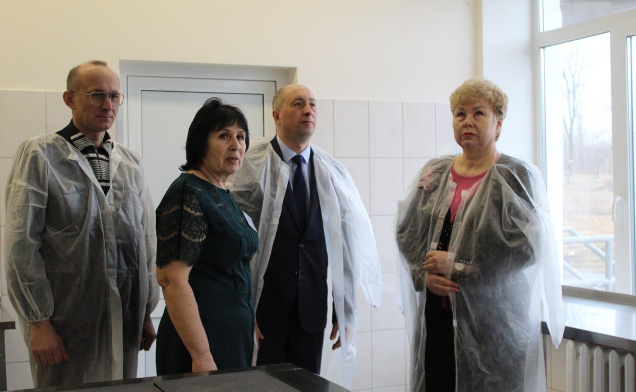 Ольга Бас в ходе поездки в регион проконтролировала работу Трёхизбенской основной школы в Славяносербском районе