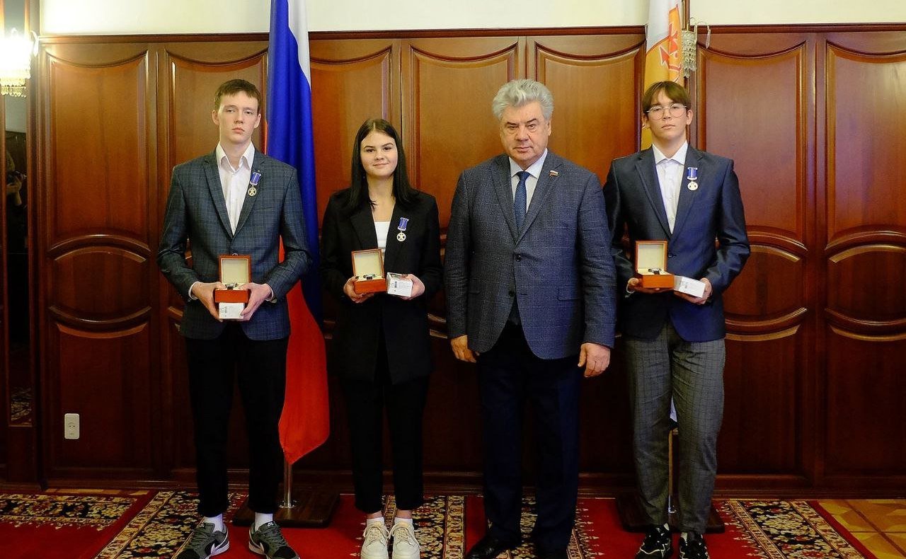 Сенаторы посетили социальные учреждения в городе Кирове и вручили памятные медали детям-героям