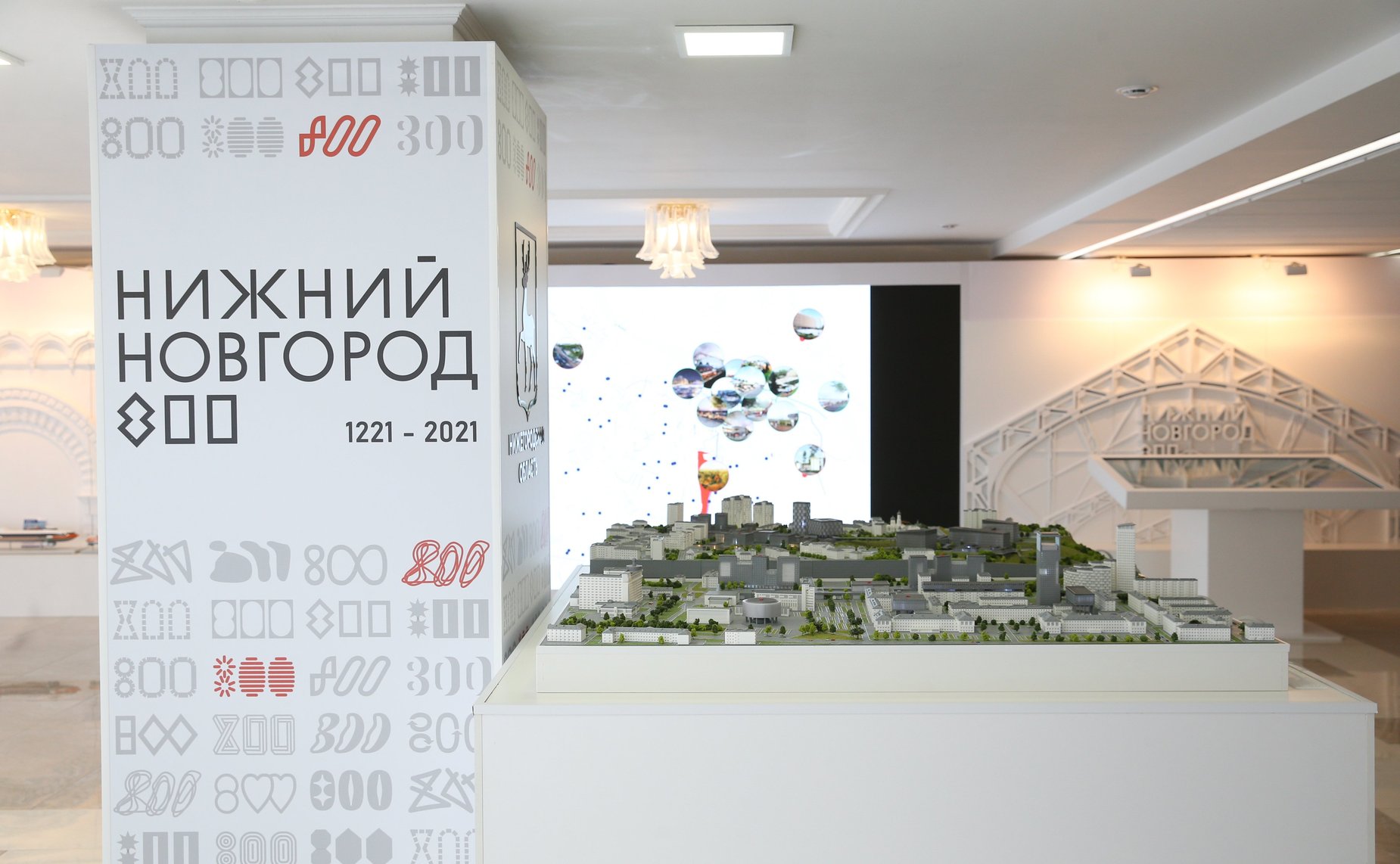 Председатель Совета Федерации Валентина Матвиенко и губернатор Нижегородской области Глеб Никитин осмотрели выставку, на которой представлены инновационные проекты и перспективы развития региона