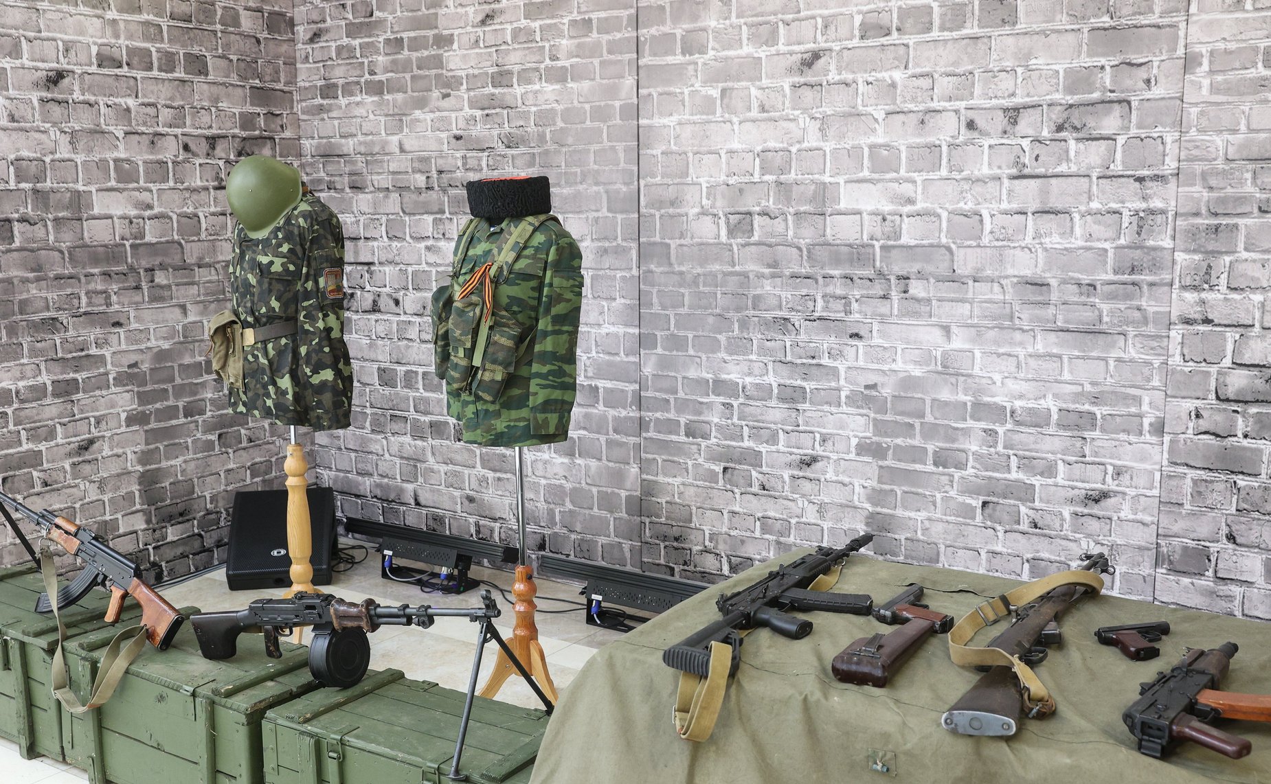 Юрий Воробьев и Дмитрий Василенко открыли в Совете Федерации выставку «Невыученные уроки истории. Связь времен. Пропаганда ненависти»