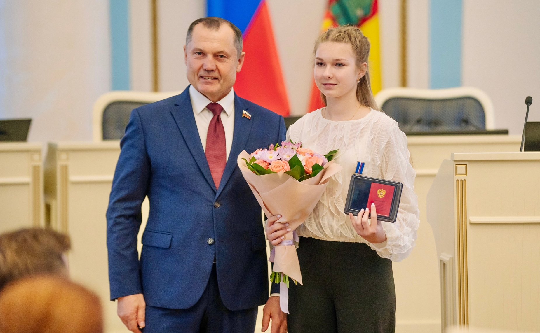 Игорь Мурог вручил медаль Совета Федерации «За проявленное мужество» юной рязанке Варваре Матюшкиной