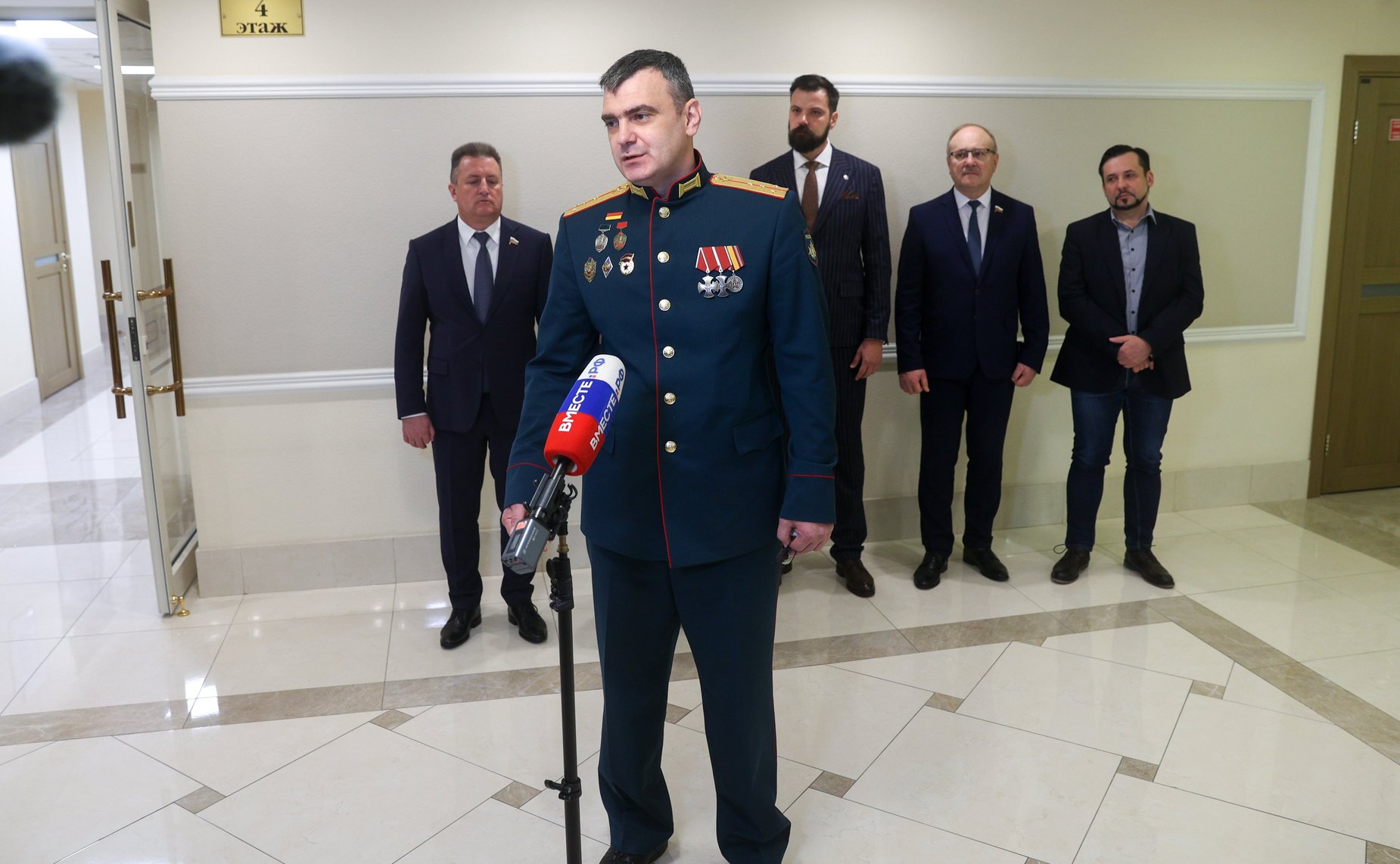 В Совете Федерации состоялось торжественное открытие выставки живописи и графики «Образ защитника»