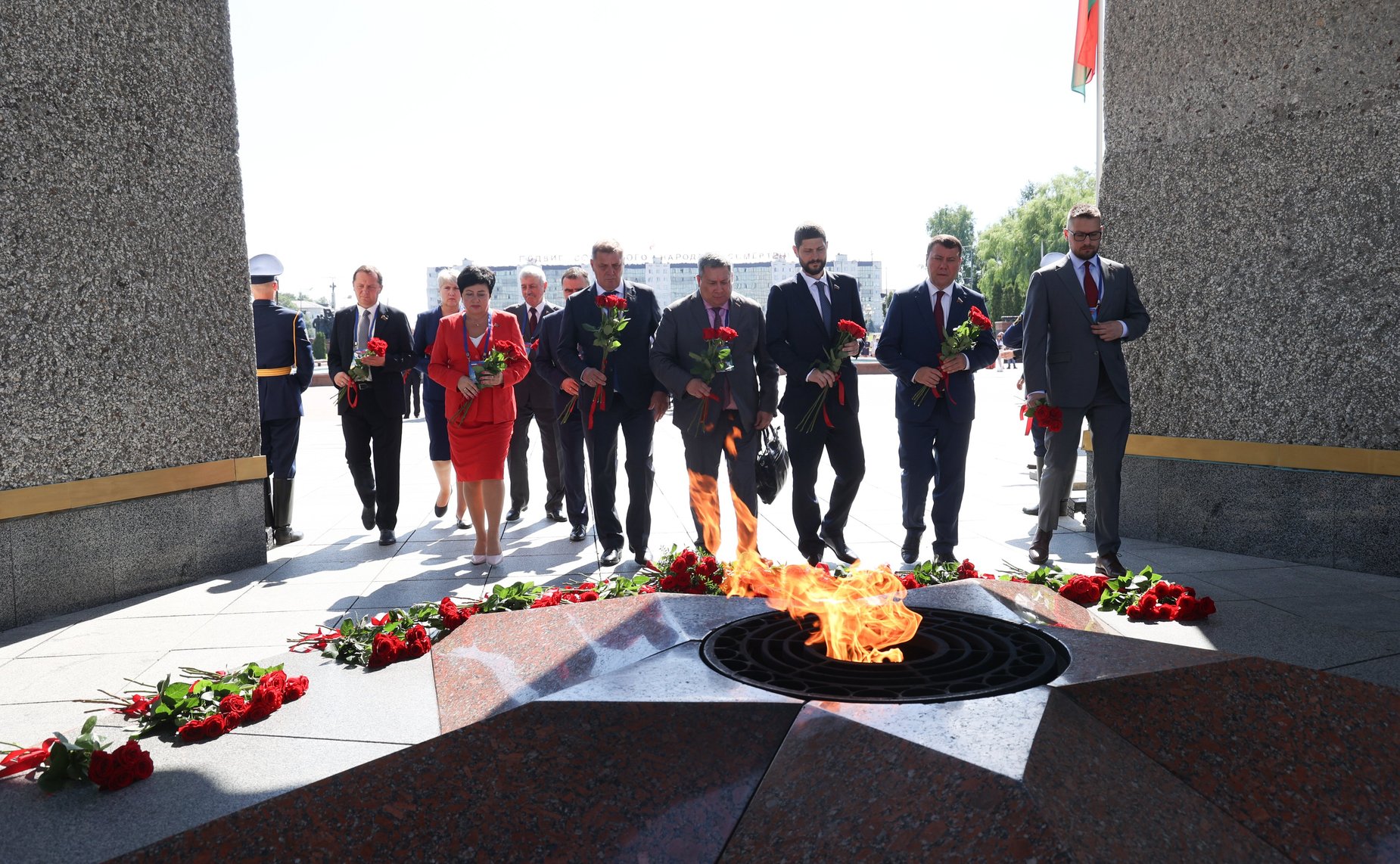 Торжественная церемония возложения цветов членами официальных делегаций Совета Республики и Совета Федерации к Вечному огню у монумента «Три штыка»