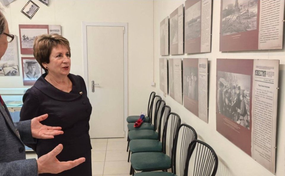 Екатерина Алтабаева ознакомилась с выставкой, посвященной фронтовым корреспондентам, которые работали в осажденном Севастополе в 1941–42 годах