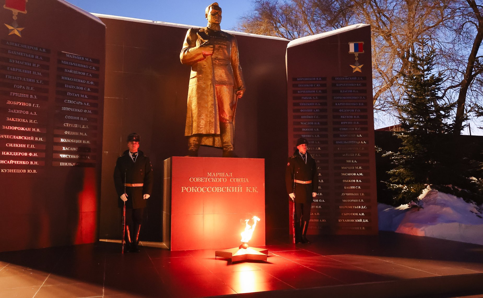 Сенаторы Российской Федерации посетили Дальневосточное гвардейское высшее общевойсковое командное училище ордена Жукова им. Маршала Советского союза К.К. Рокоссовского и возложили цветы к памятнику Маршала Советского союза К.К. Рокоссовского