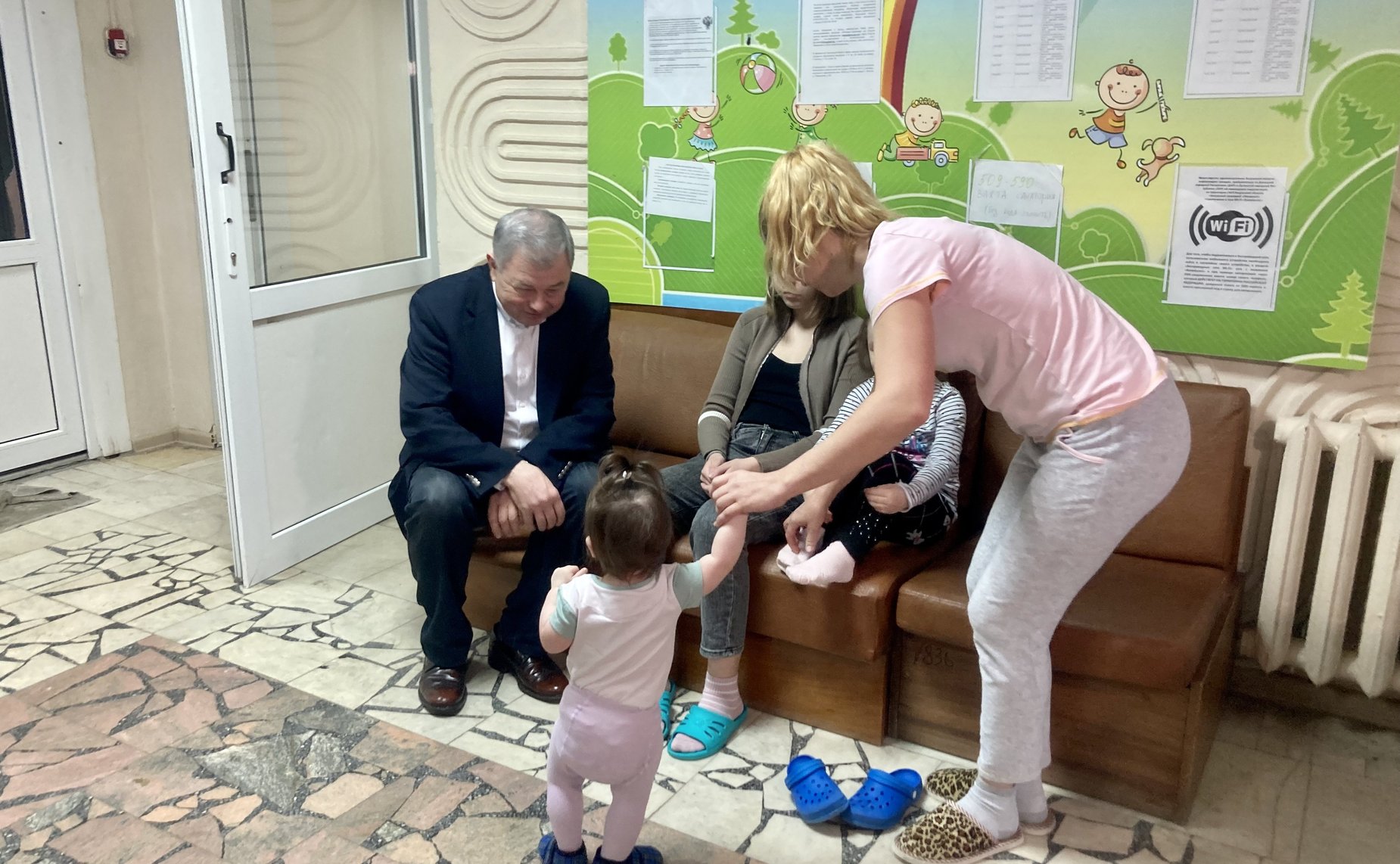 Анатолий Артамонов в ходе рабочей поездки в регион посетил пункт временного размещения жителей из ДНР, расположенный в санатории «Звездный»