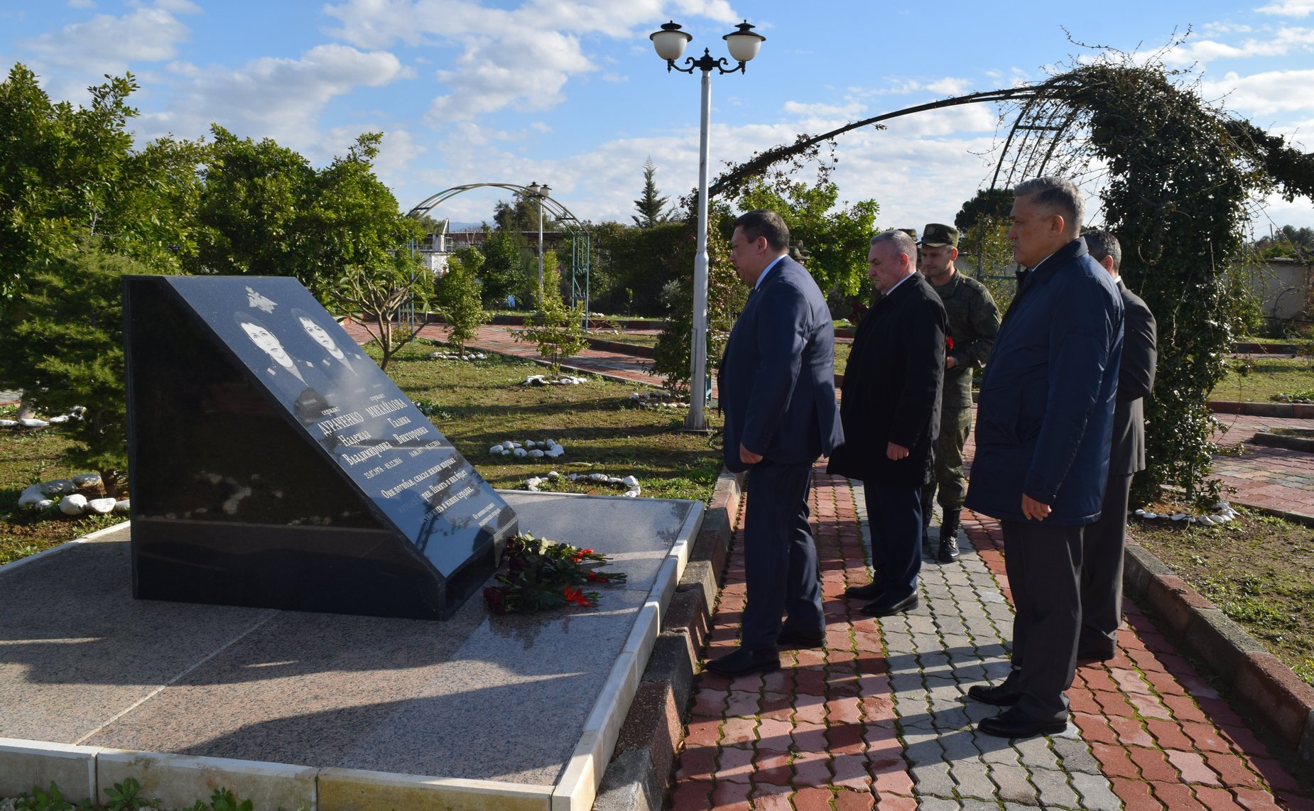 Группа сенаторов РФ под руководством заместителя председателя Комитета СФ по обороне и безопасности Юрия Валяева в рамках межпарламентского сотрудничества и в преддверии Нового года посетила базы российских военнослужащих в Сирии