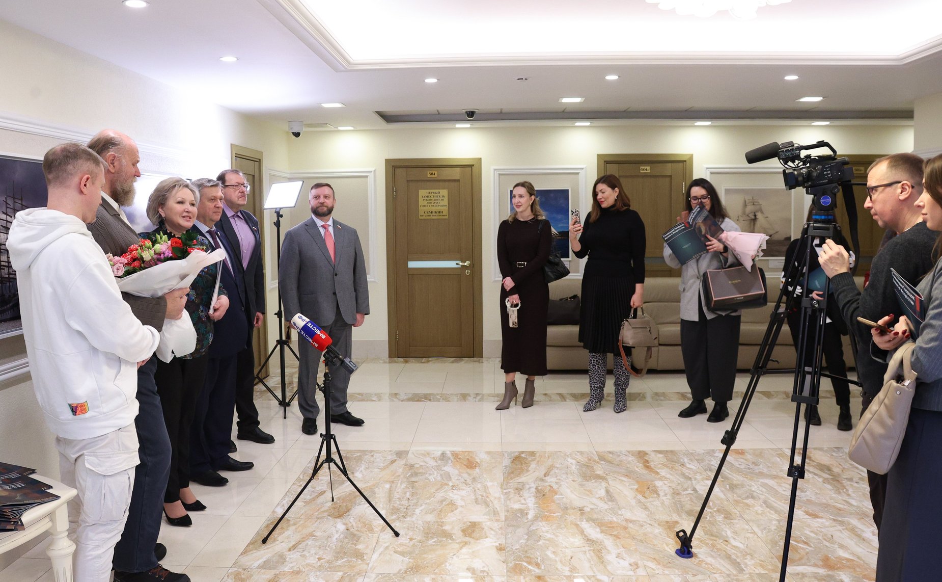 В Совете Федерации открылась выставка «Созвездие Творцов: Душа в Искусстве»