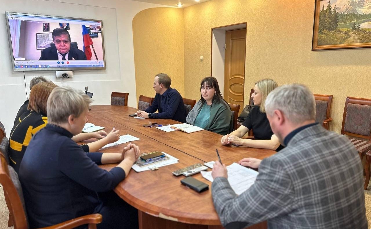 Владимир Джабаров провел совещание по ремонту школ Облученского района Еврейской автономной области