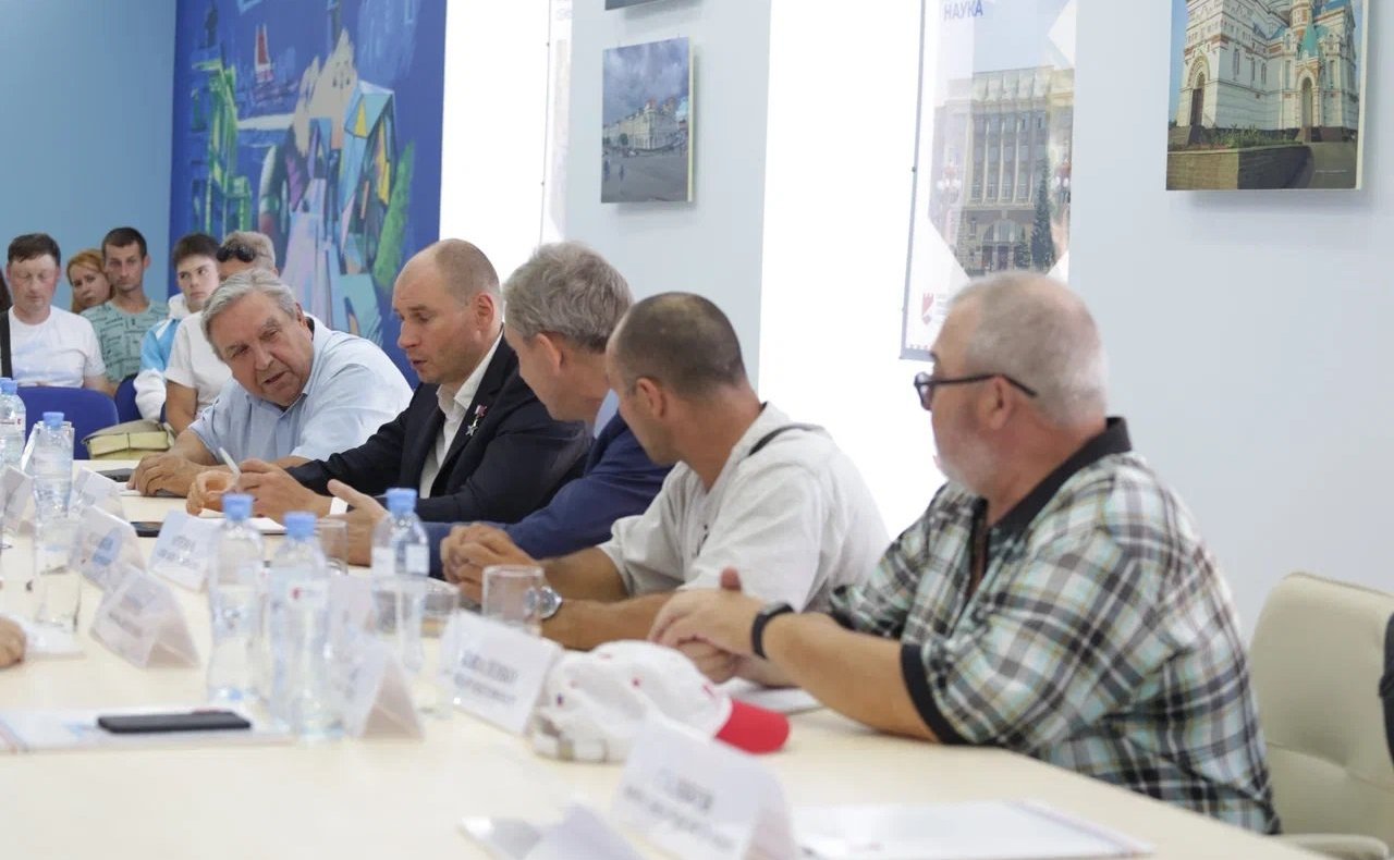 Дмитрий Перминов принял участие в работе круглого стола по вопросам оказания помощи жителям ЛНР