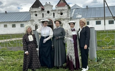 Светлана Кириллова поздравила коллектив племенного конного завода, расположенного в Сусанинском районе Костромской области, со 135-летием со дня основания
