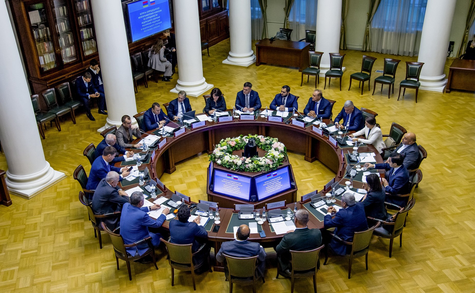 Заместитель Председателя Совета Федерации Юрий Воробьев и заместитель Председателя Национального Собрания Республики Армения Акоб Аршакян провели встречу в Санкт-Петербурге