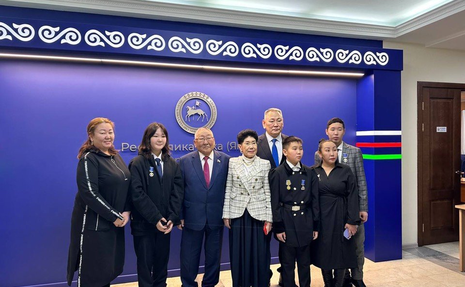 Сахамин Афанасьев в ходе поездки в регион совместно с сенатором Егором Борисовым наградили юных якутян памятными медалями Совета Федерации «За проявленное мужество»