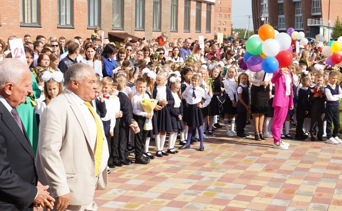 Виктор Кресс в День знаний принял участие в торжественной линейке Губернаторского Светленского лицея г. Томска