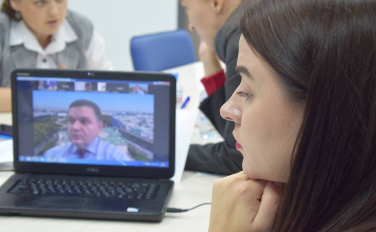 Сергей Перминов выслушал вопросы родителей дошкольников Ленинградской области