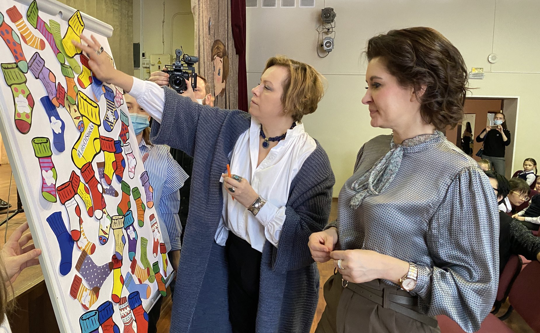 Маргарита Павлова приняла участие в составлении коллажа с разноцветными носками как символом разнообразия людей