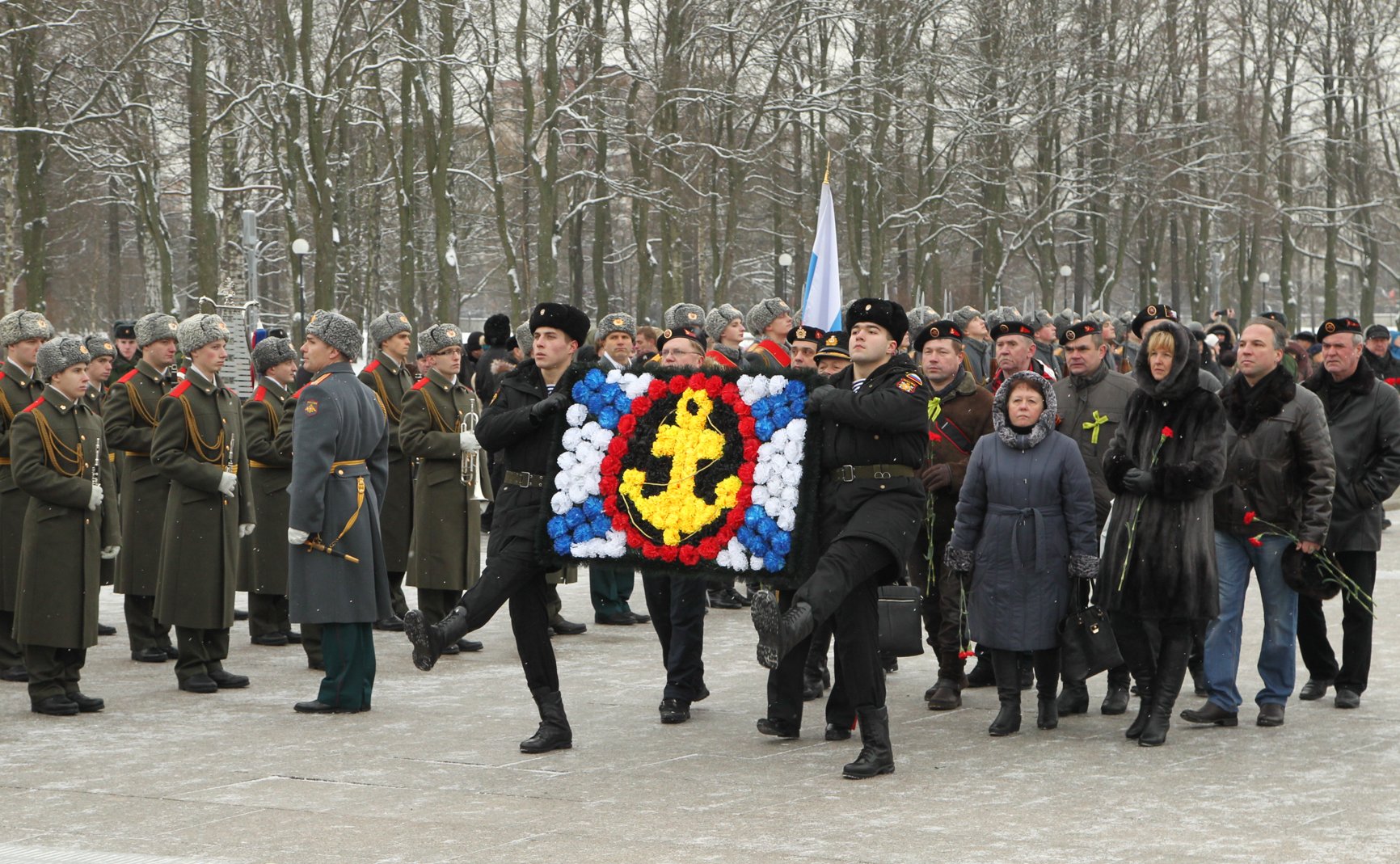 Церемония возложения венков на Пискаревском кладбище по случаю 71-й годовщины снятия блокады Ленинграда