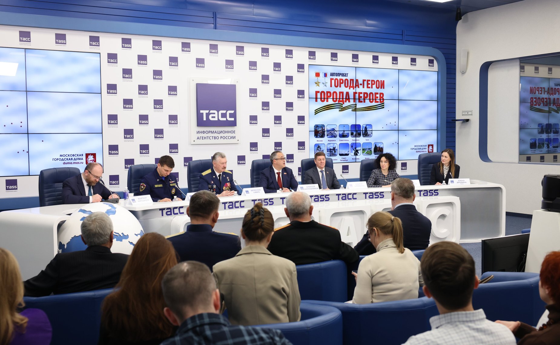 В пресс-центре ТАСС председатель Комитета СФ по федеративному устройству, региональной политике,МСУ и делам Севера Андрей Шевченко принял участие в пресс-конференции, посвященной запуску патриотического проекта «Города-герои – города Героев»