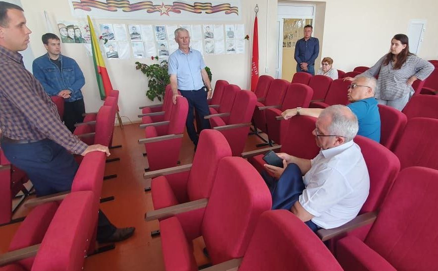 Баир Жамсуев побывал в селах Малоархангельск и Красный Чикой Красночикойского района, осмотрел социально значимые объекты и встретился с жителями