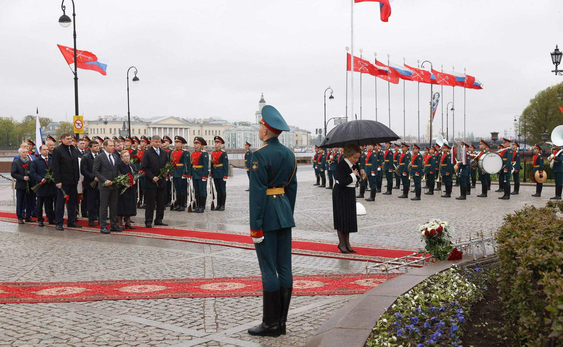 Церемония возложения цветов к памятнику Петру Первому на Сенатской площади