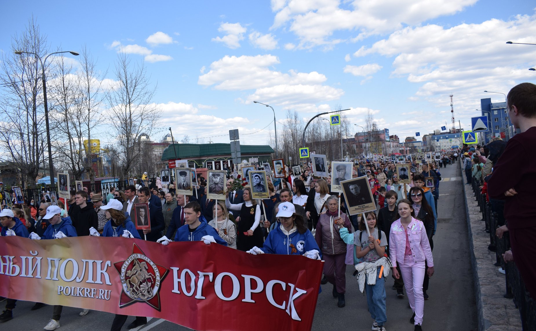 Эдуард Исаков посетил ряд мероприятий, приуроченных к 77-й годовщине Победы в Великой Отечественной войне, и принял участие в шествии «Бессмертный полк» в городе Югорске