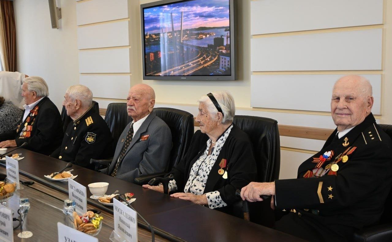 Александр Ролик совместно с главой Владивостока Константином Шестаковым провел встречу с проживающими в столице Приморья ветеранами — участниками боев с милитаристской Японией в августе-сентябре 1945 года