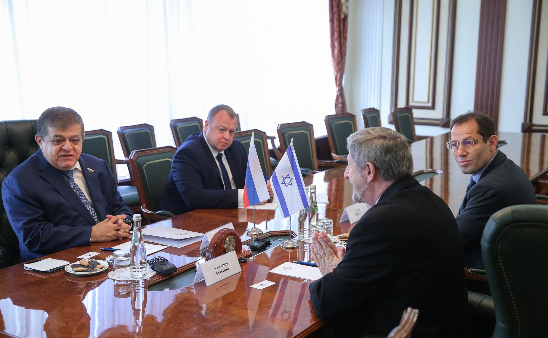 Встреча первого заместителя председателя Комитета СФ по международным делам Владимира Джабарова с Чрезвычайным и полномочным Послом Государства Израиль в РФ Александром Бен Цви
