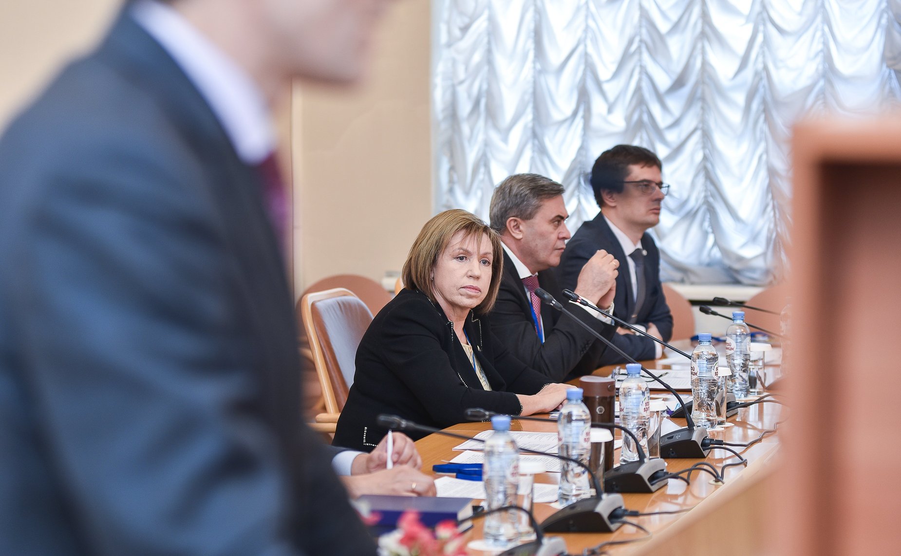 Людмила Скаковская и декан юридического факультета, директор НИИ Проблем государственного языка Санкт-Петербургского государственного университета Сергей Белов провели круглый стол на тему «Русский язык – язык правотворчества в СНГ»