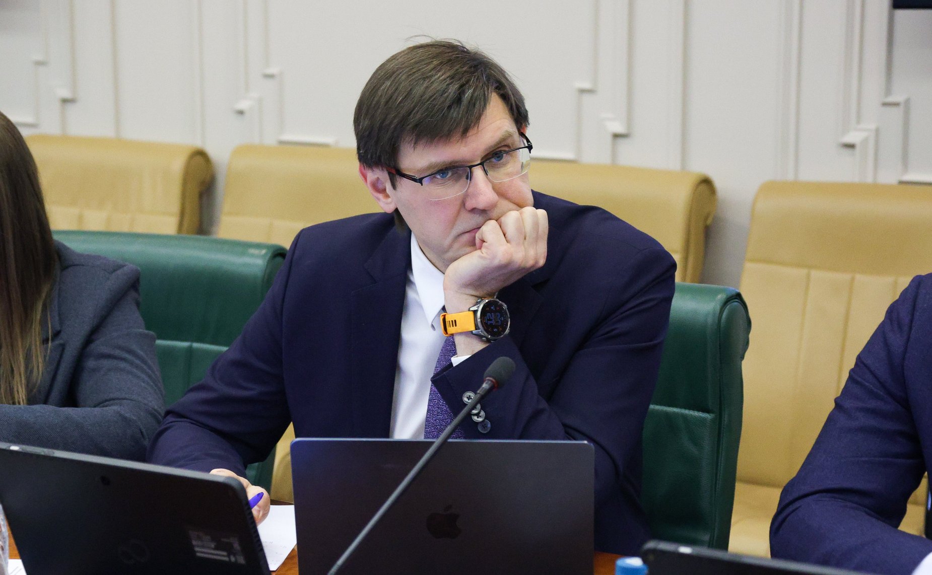 Совещание Комитета СФ по экономической политике по вопросу движения по автомобильным дорогам транспортных средств, осуществляющих перевозку твердых коммунальных отходов, с превышением допустимой нагрузки на ось