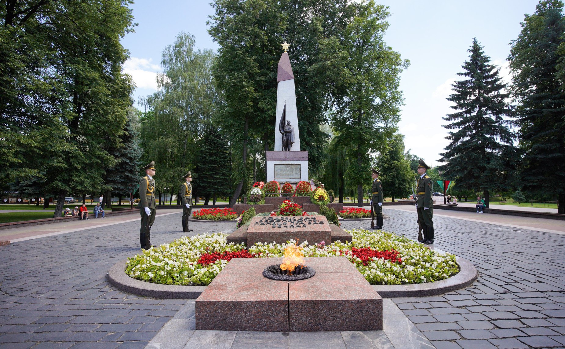 В парке им. Ж.Э. Жилибера состоялась церемония возложения к Памятнику воинам и партизанам, погибшим в годы Великой Отечественной войны