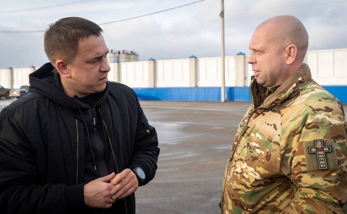 В ходе выезда в Курскую область Айрат Гибатдинов провел встречи с местными жителями и передал гуманитарную помощь в ПВР и в расположения российских военнослужащих