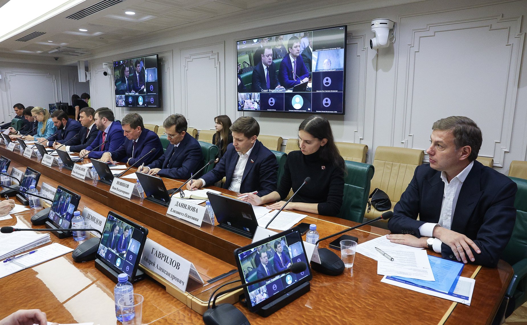 Круглый стол на тему «О мерах поддержки государственных корпораций и акционерных обществ с государственным участием»