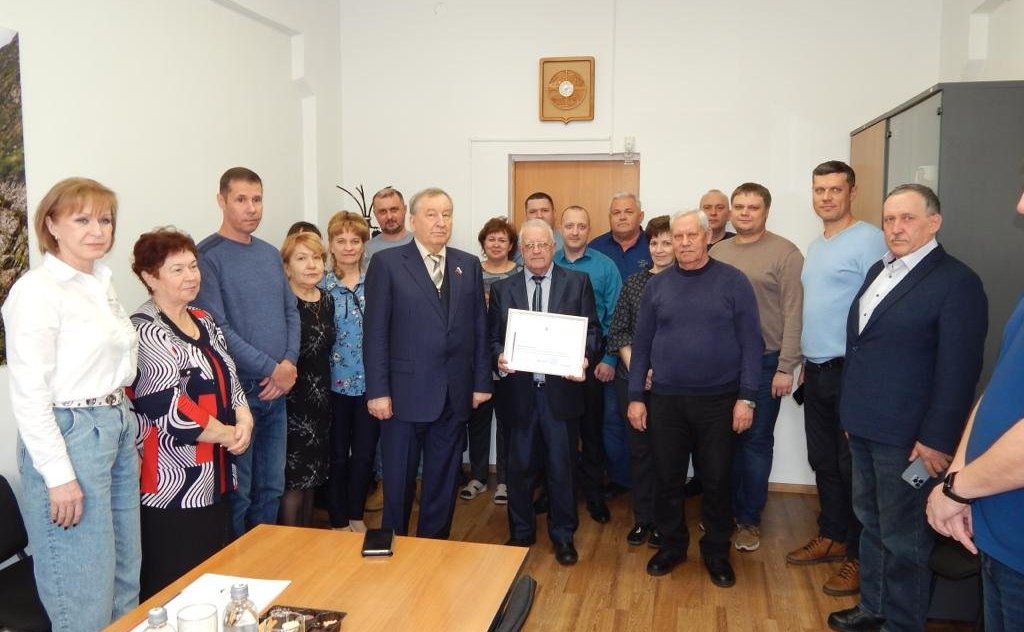 Александр Карлин во время рабочей поездки в Бийск вручил награды Совета Федерации жителям города, внесшим большой вклад в его развитие
