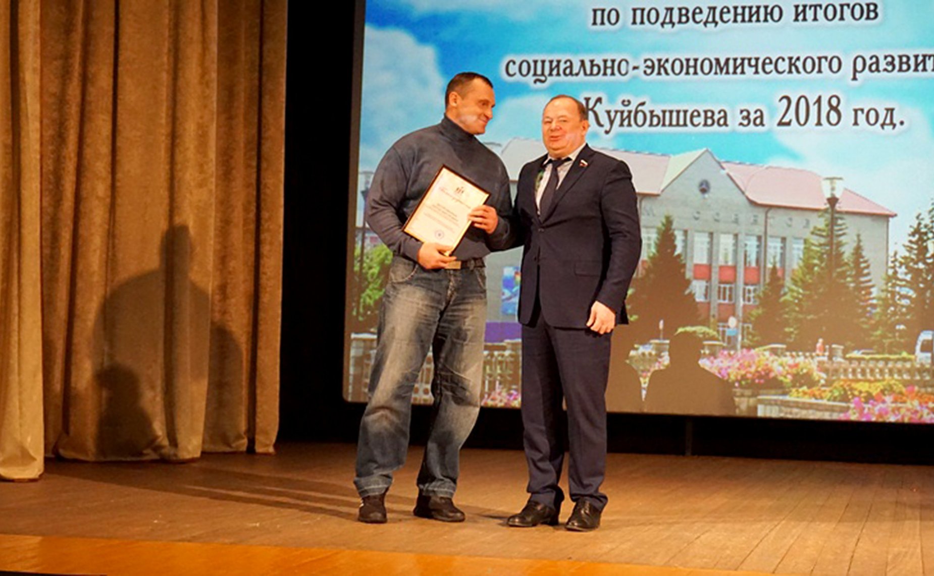 Владимир Лаптев вручил Благодарности Совета Федерации Федерального Собрания РФ представителям Новосибирской области
