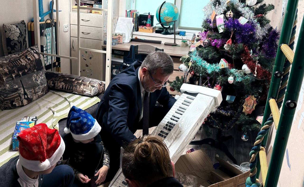 Николай Владимиров принял участие во всероссийской благотворительной акции «Ёлка желаний» и исполнил заветную мечту 16-летнего Кирилла из Чебоксар — подростку вручили цифровое пианино