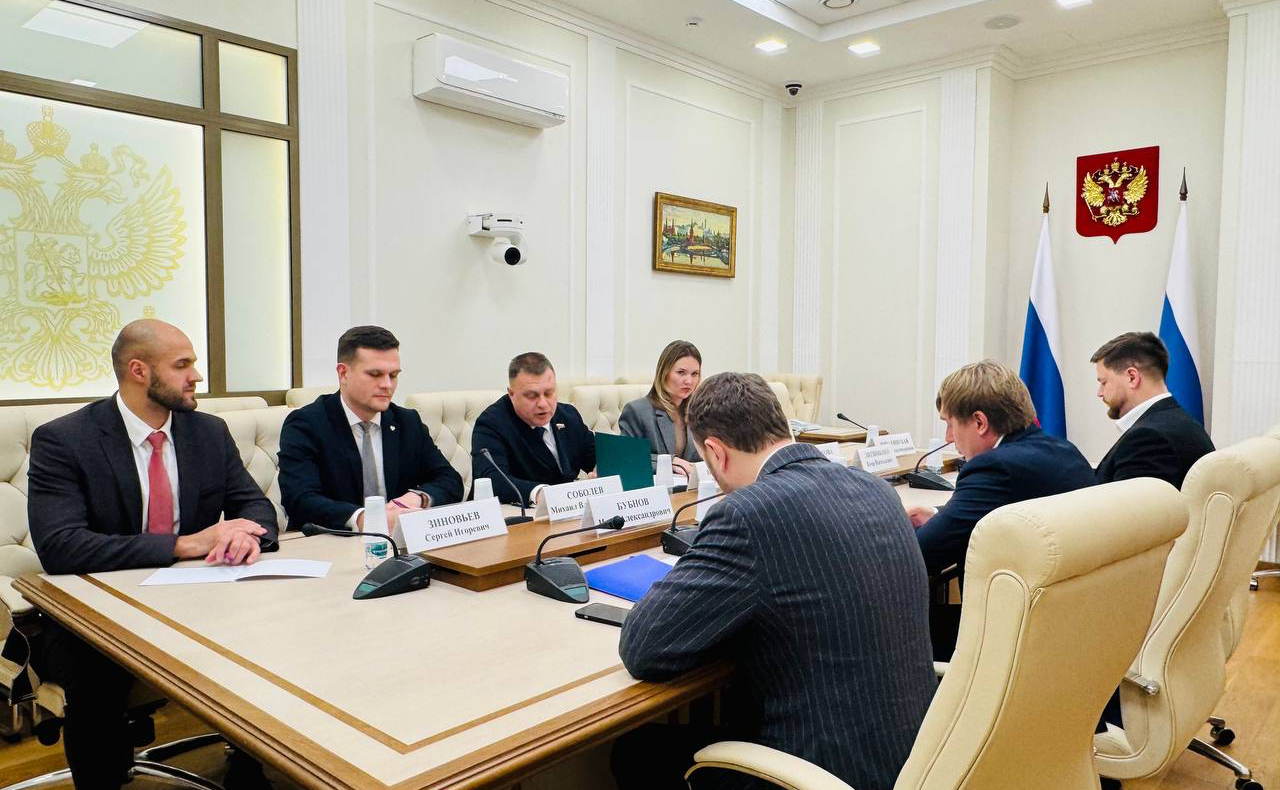 В Совете Федерации прошла рабочая встреча координатора Палаты молодых законодателей (ПМЗ) Игоря Кастюкевича с руководителем Росмолодёжи Григорием Гуровым и представителями ПМЗ