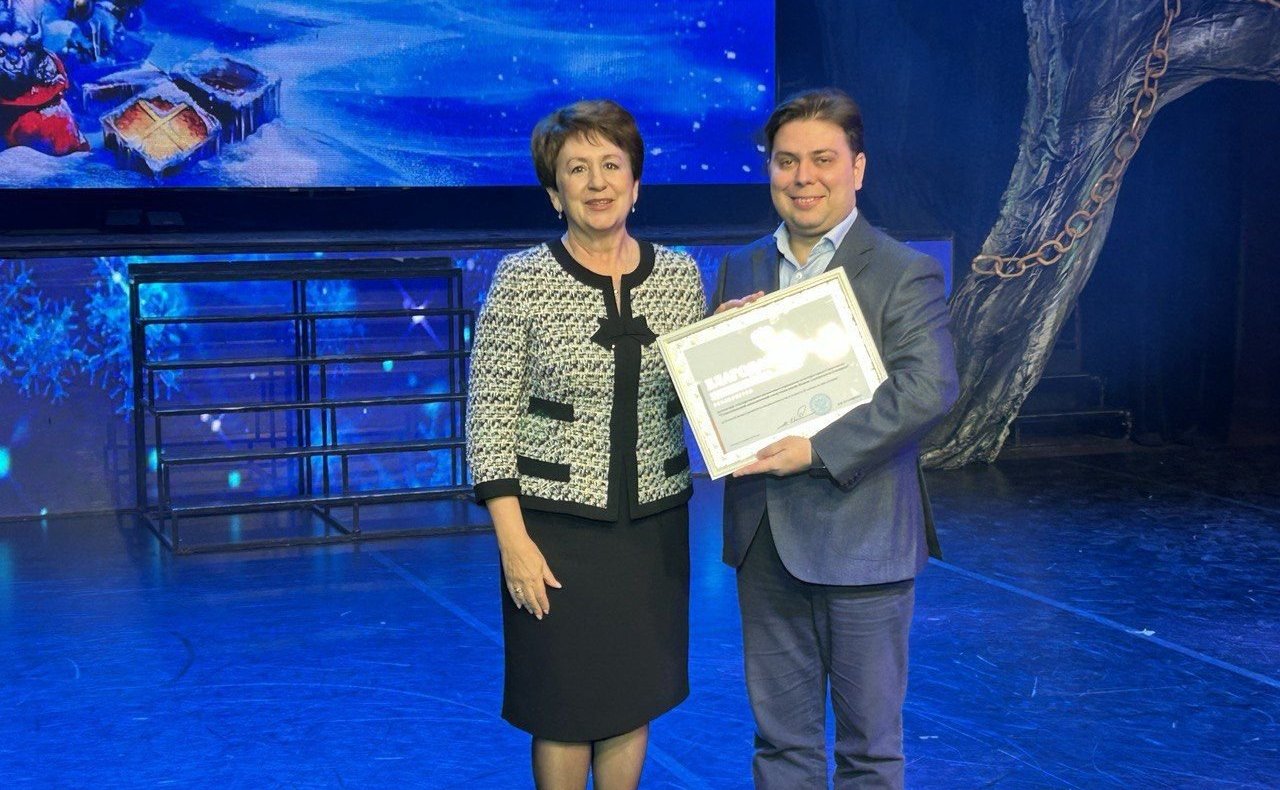 Екатерина Алтабаева вручила директору театра Александру Елизарову Благодарность Председателя Совета Федерации коллективу театра за большой вклад в развитие культуры и искусства