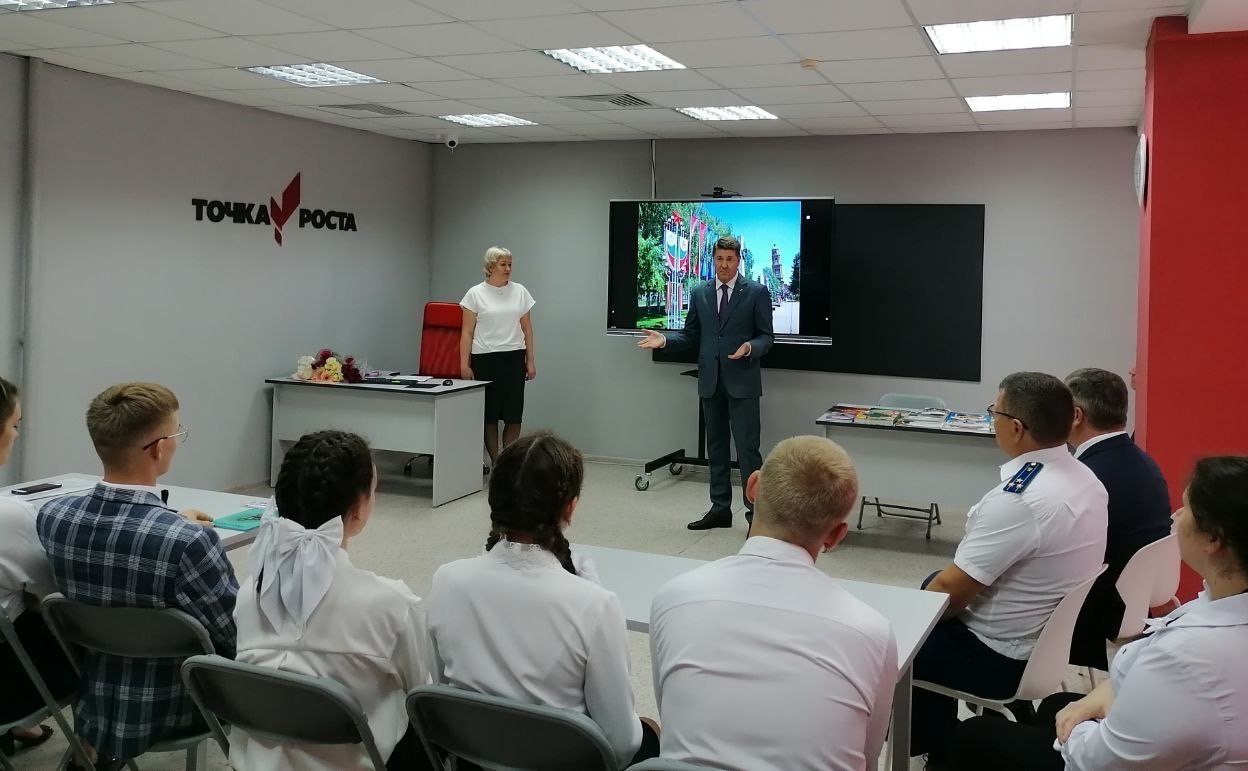 Андрей Шевченко провел первый открытый урок для школьников Шарлыкской общеобразовательной школы № 2