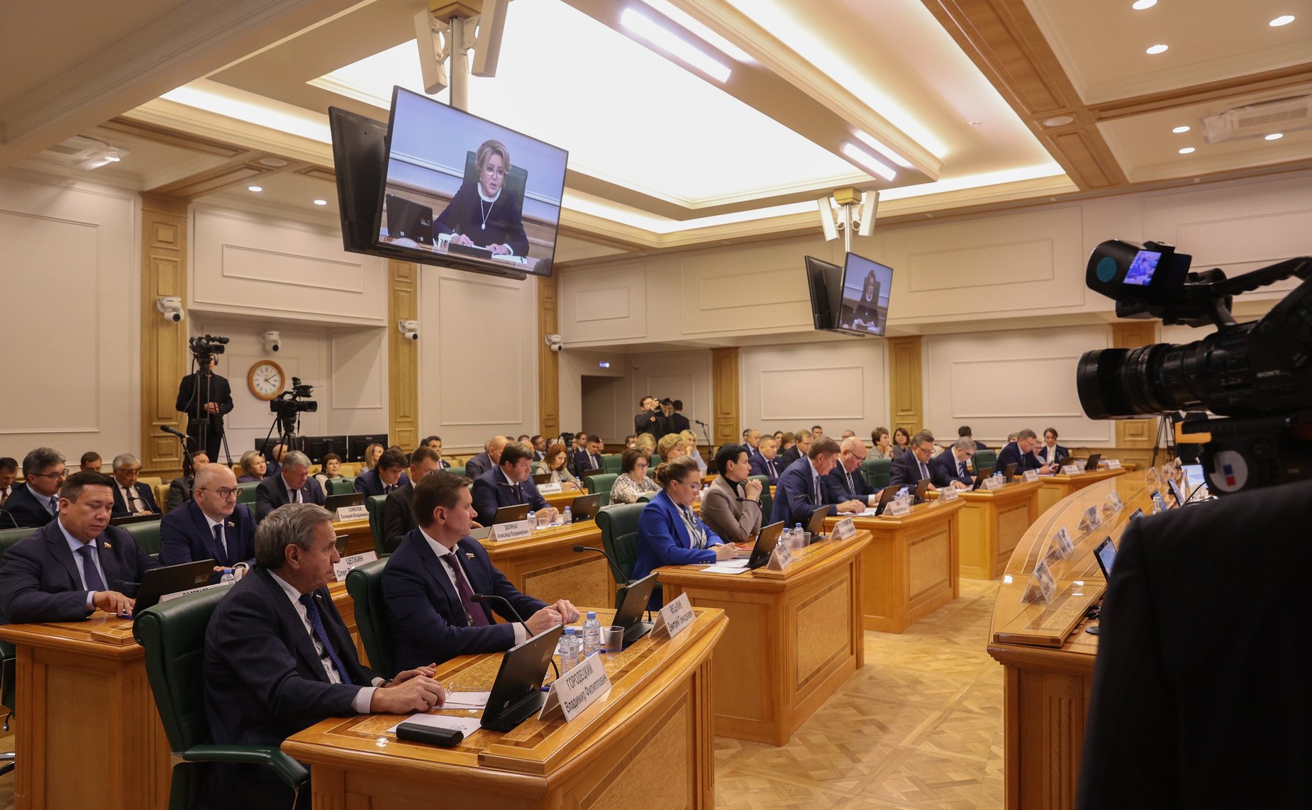 Встреча сенаторов Российской Федерации с Министром строительства и жилищно-коммунального хозяйства РФ Иреком Файзуллиным в формате открытого диалога