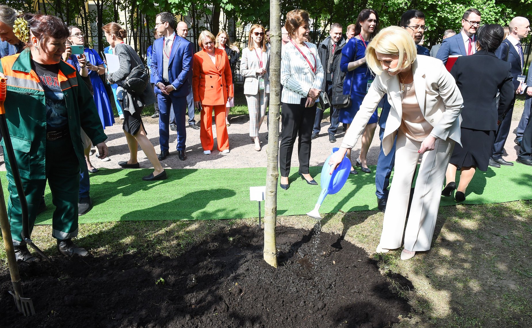 Высадка деревьев в Таврическом саду участниками X Невского международного экологического конгресса