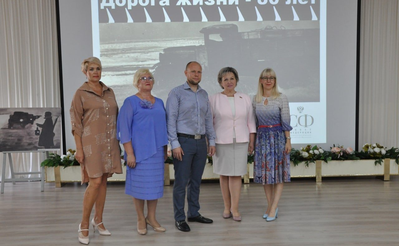 Елена Писарева в ходе поездки в регион приняла участие в открытии выставки детского рисунка, посвящённой «Дороге жизни»