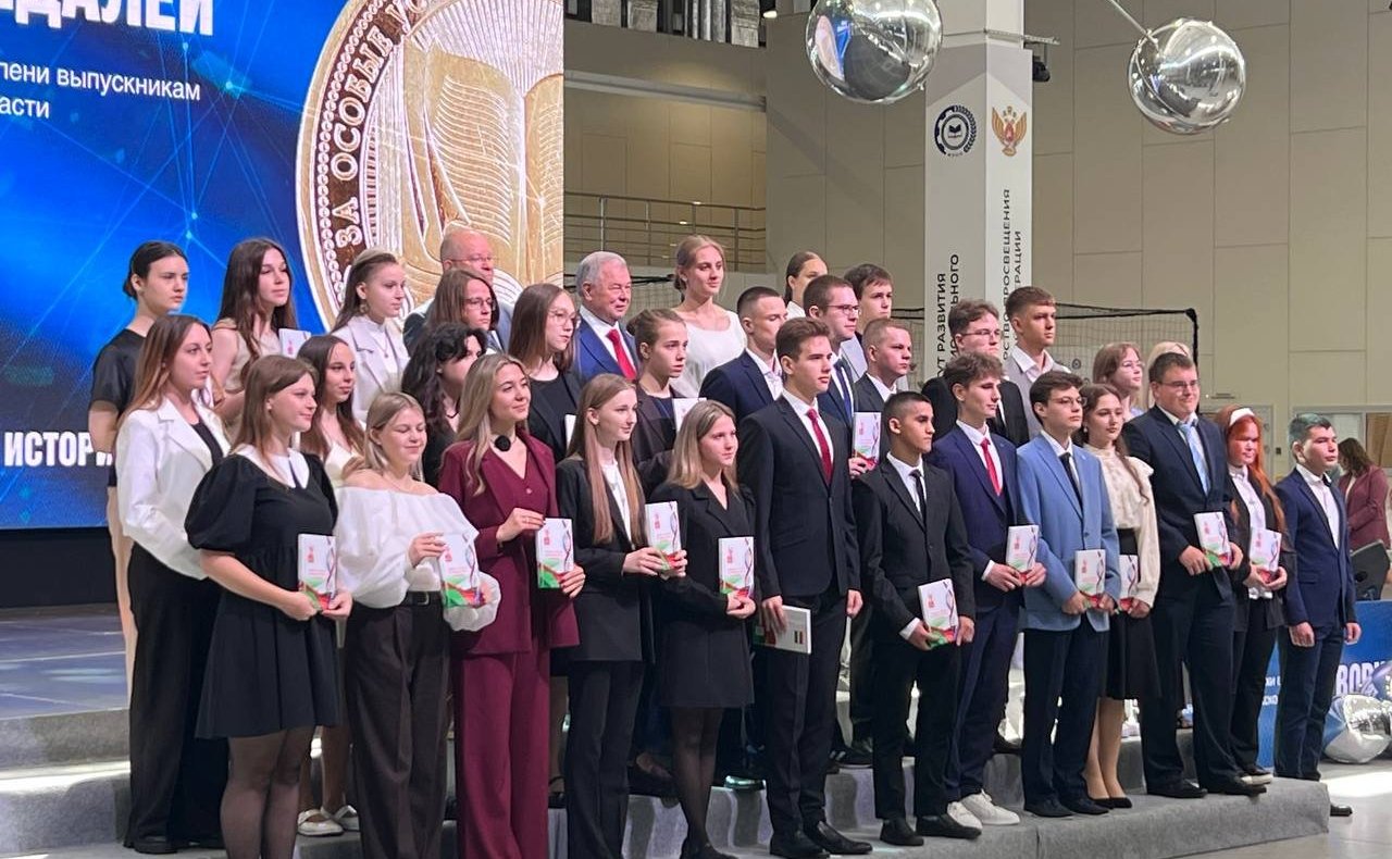 Анатолий Артамонов вручил медали выпускникам Калужской области