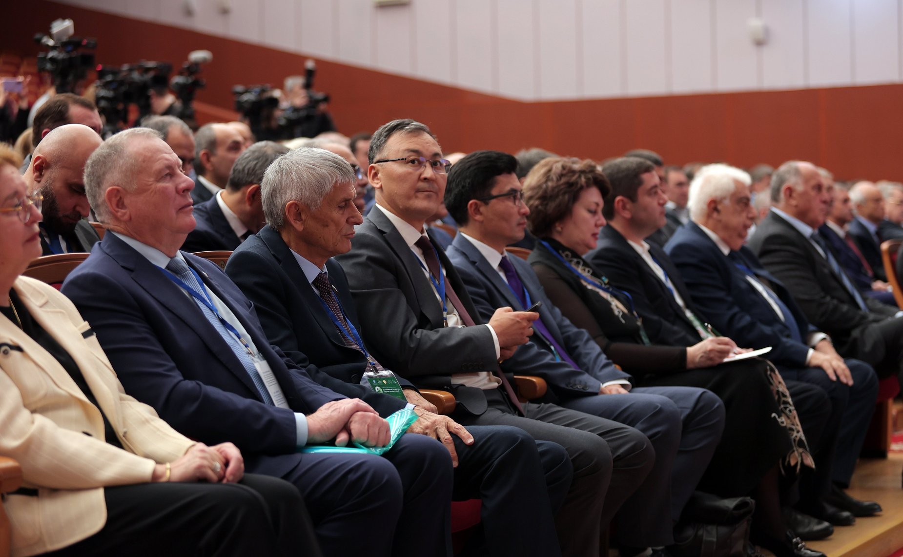 Пленарное заседание «Социально-экономические аспекты развития горных территорий». Принятие итоговой резолюции форума (Горный форум)