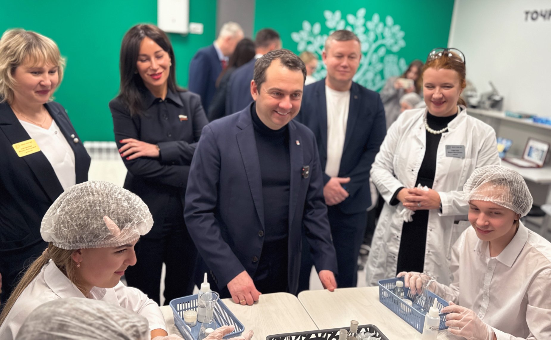 Елена Дягилева и Лариса Круглова посетили среднюю общеобразовательную школу № 5 имени О.И. Семёнова-Тян-Шанского в Мончегорске, досрочно открывшуюся после капитального ремонта